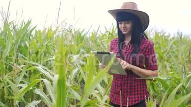 智慧生态农业农耕生活方式理念.. 农民女孩植物研究人员使用平板电脑，同时检查